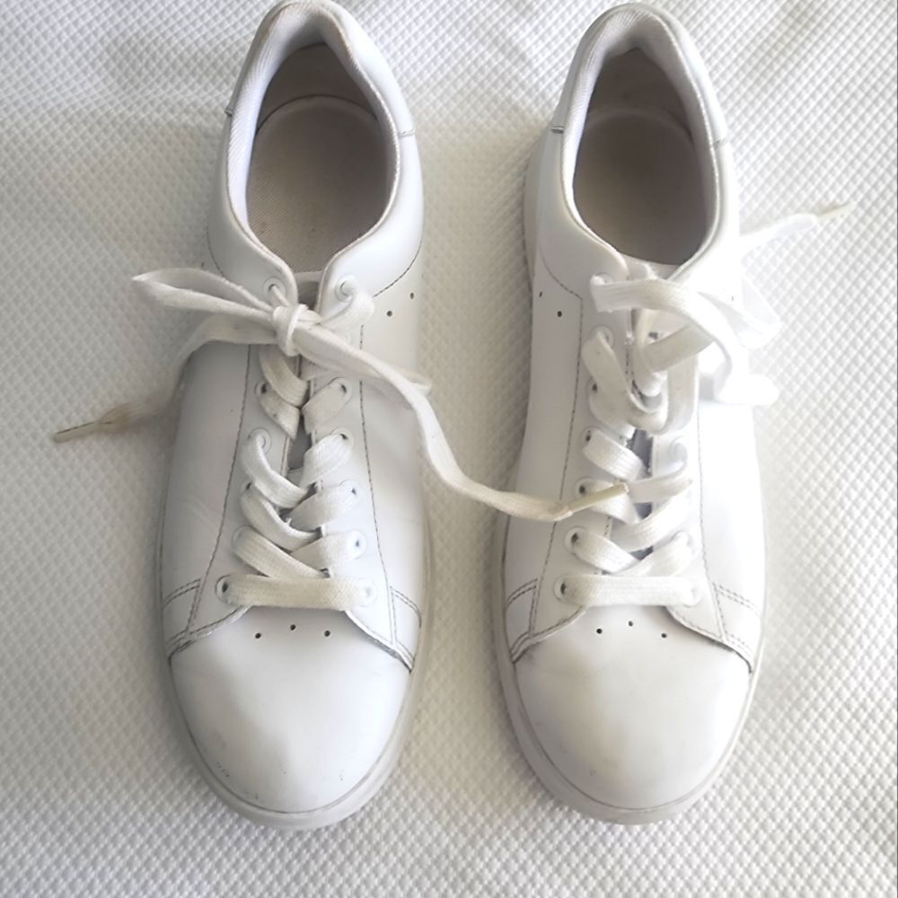 Tory Burch White Leather Sneakers with Low-Top Design some scratch